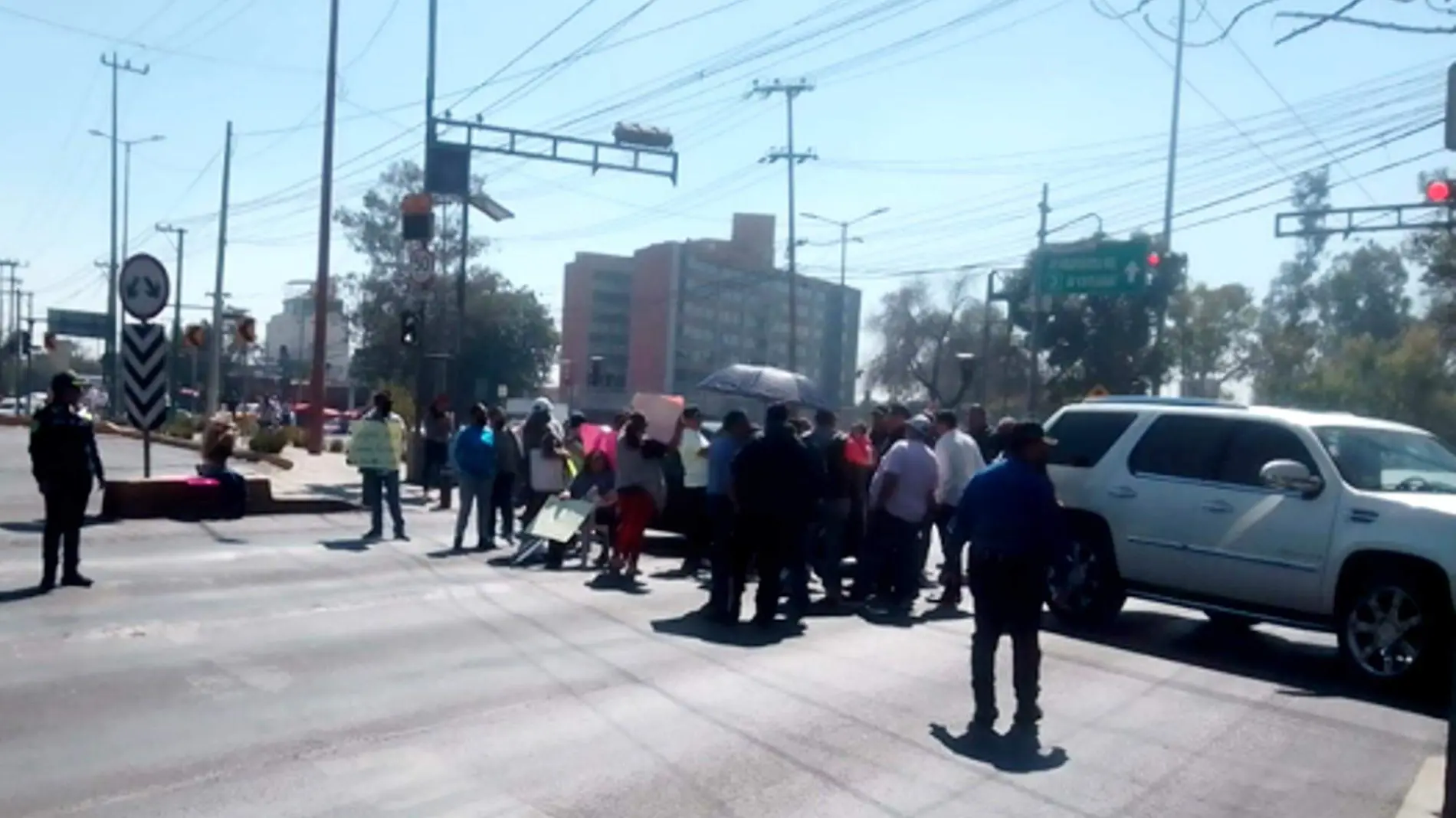 bloqueo padres colegio @OVIALCDMX